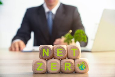 Çevre koruma ve çevre dostu mevzuat yasası oluşturan hukukçu ve avukat, Dünya 'yı küresel ısınmadan kurtarmak için net sıfır düzenlemeyle temiz ve sürdürülebilir enerji uyguluyor.