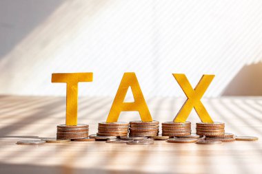 KDV Concept.Word KDV ile yığılmış paralar orada masanın üzerinde bir defter hesap makinasıdır. KDV