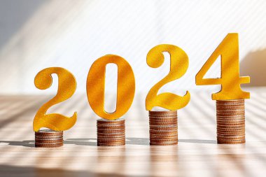 2024 numarayı madeni para yığınına koyuyorum. vergi ödeme, yatırım ve bankacılık kavramı.