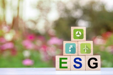 ESG 'nin Çevre, Toplum ve Yönetim Konseptleri Sürdürülebilir Organizasyon Geliştirme Elleri, ESG' nin diğer ESG simgelerine karşı ayakta duran kısaltması olan tahta bir küp tutuyor.