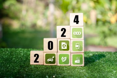 Gelecek yıl için yeni hedefler, planlar ve vizyonlar 2024. 2024 numara ve ahşap küpte yeşil iş simgeleri. Yeşil iş konsepti, çevresel sürdürülebilirlik hedefi, ESG, CO2, SDG ve NetZero.