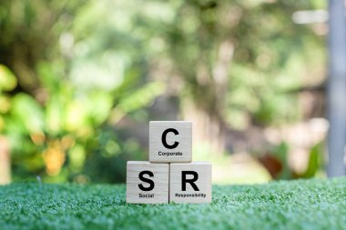 CSR Banner Business and Corporate Concept, Kurumsal Sosyal Sorumluluk ve Topluma Geri Verme, CSR simgesi ahşap blok yeşil arka plan