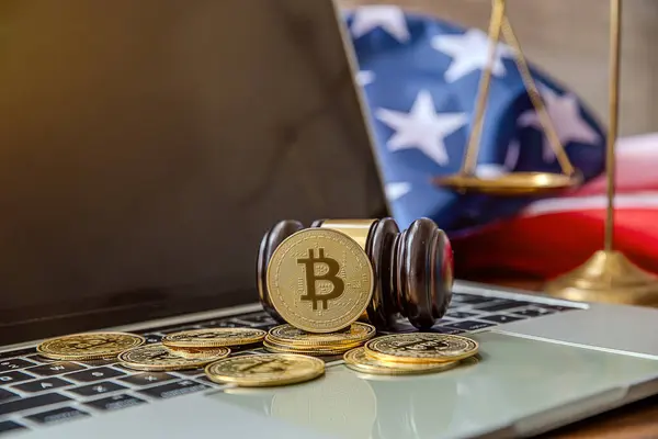 ABD bayrağı Bitcoin altın rengi. Amerika Birleşik Devletleri bayrağı arka plan üzerinde Cryptocurrency