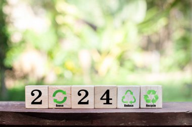Gelecek yıl için yeni hedefler, planlar ve vizyonlar 2024. 2024 numara ve ahşap küpte yeşil iş simgeleri. Yeşil iş konsepti, çevresel sürdürülebilirlik hedefi, ESG, CO2, SDG ve NetZero.