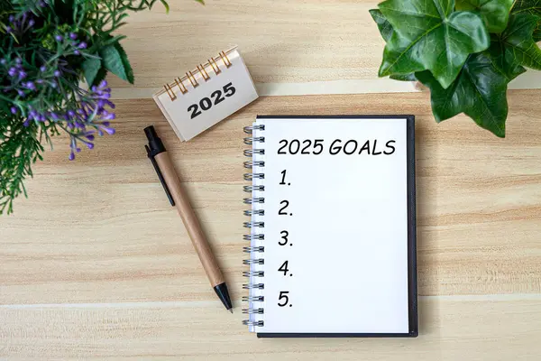 2025 Yeni Yıl hedefi, planı ve eylem kavramları. 2025 gol Not Defterine Takvimle Metin, Masada Gözlükler. Yeni Yıl Kararları Planı. Mutlu yıllar teması, üst görünüm
