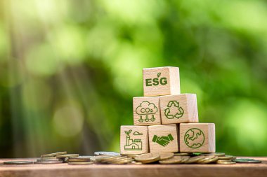 Çevre, sosyal ve yönetim ile ilgili ESG kavramı. Ahşap blok üzerine yeşil ESG simgesi ve sürdürülebilir yeşil işletmeye yatırım.
