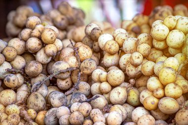 Longkong (Langsad) iş için sepetinde meyve, tatlı ve hafif yerel halk arasında popüler meyve tadı.