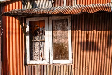 Çinko duvarda Vintage eski ahşap pencere çerçevesi