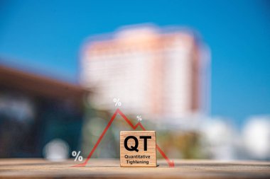 QT 'den finansal, ekonomik yönetimle beslendim. Kriz ve çözüm. Yatırım planı