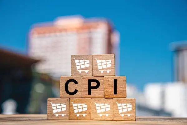 CPI, tüketici fiyat endeksi sembolü. Ahşap bloklar, CPI harfleriyle, tüketici fiyat endeksi, dolar banknotları, hesap makinesi ve bozuk paralarla. İş ve CPI, İş ve tüketici fiyat endeksi kavramı.