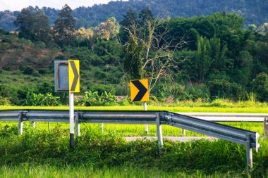 Tayland 'ın Chiang Mai eyaletinde her iki tarafında bol ağaçlı doğal bir yol.