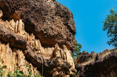 Pha Chor Mae Wang Ulusal Parkı 'nın harikulade manzarası toprak levhaların yükselmesi ve aynı zamanda rüzgar ve yağmurun erozyonundan kaynaklanan doğal bir olaydır (Resimlerde gürültü ve film tahılları var)