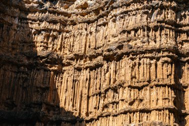 Pha Chor Mae Wang Ulusal Parkı 'nın harikulade manzarası toprak levhaların yükselmesi ve aynı zamanda rüzgar ve yağmurun erozyonundan kaynaklanan doğal bir olaydır (Resimlerde gürültü ve film tahılları var)