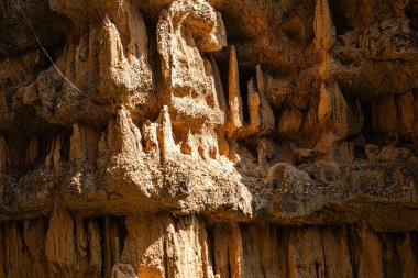 Pha Chor Mae Wang Ulusal Parkı 'nın harikulade manzarası toprak levhaların yükselmesi ve aynı zamanda rüzgar ve yağmurun erozyonundan kaynaklanan doğal bir olaydır (Resimlerde gürültü ve film tahılları var)