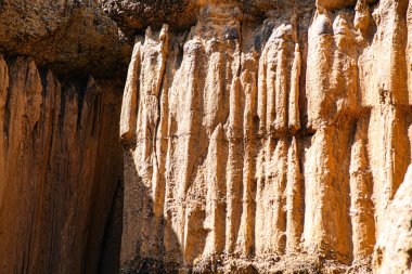 Pha Chor Mae Wang Ulusal Parkı 'nın harikulade manzarası toprak levhaların yükselmesi ve aynı zamanda rüzgar ve yağmurun erozyonundan kaynaklanan doğal bir olaydır (Resimlerde gürültü ve film tahılları var)