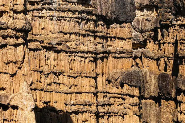 Pha Chor Mae Wang Ulusal Parkı 'nın harikulade manzarası toprak levhaların yükselmesi ve aynı zamanda rüzgar ve yağmurun erozyonundan kaynaklanan doğal bir olaydır (Resimlerde gürültü ve film tahılları var)