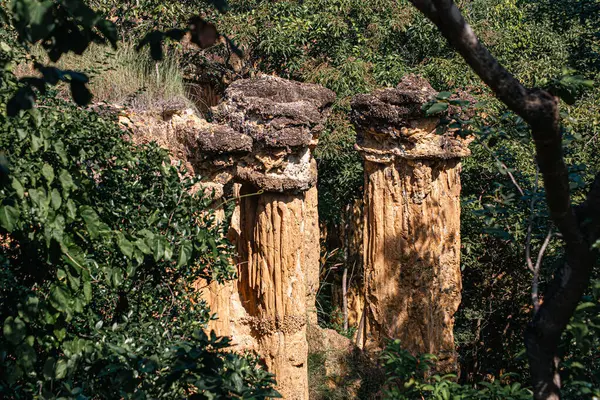 Pha Chor Mae Wang Ulusal Parkı 'nın harikulade manzarası toprak levhaların yükselmesi ve aynı zamanda rüzgar ve yağmurun erozyonundan kaynaklanan doğal bir olaydır (Resimlerde gürültü ve film tahılları var)
