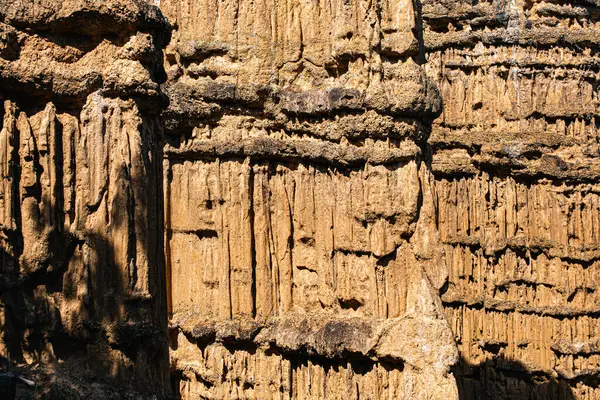 Pha Chor Mae Wang Ulusal Parkı 'nın harikulade manzarası toprak levhaların yükselmesi ve aynı zamanda rüzgar ve yağmurun erozyonundan kaynaklanan doğal bir olaydır (Resimlerde gürültü ve film tahılları var)