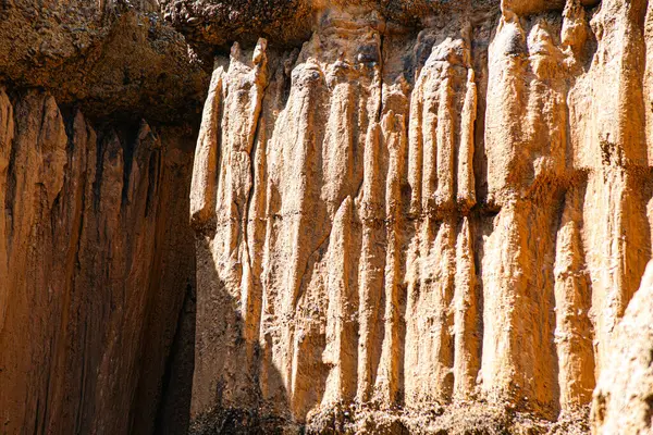 Pha Chor Mae Wang Ulusal Parkı 'nın harikulade manzarası toprak levhaların yükselmesi ve aynı zamanda rüzgar ve yağmurun erozyonundan kaynaklanan doğal bir olaydır (Resimlerde gürültü ve film tahılları var)