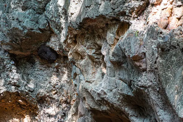 Pha Chor Mae Wang Ulusal Parkı 'nın harikulade manzarası toprak levhaların yükselmesi ve aynı zamanda rüzgar ve yağmurun erozyonundan kaynaklanan doğal bir olaydır (Resimlerde gürültü ve film tahılları var)