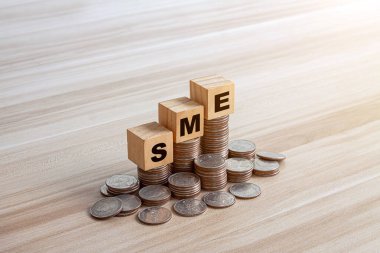 Küçük ve Orta Büyüklükteki İşletmeleri Temsil eden Tahta Küpler, Dükkan Simgesi ile Elle Düzenleme Blokları, Perakende ve Yerel İş Geliştirmeyi Sembolize eden KOBİ Konsepti.