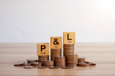 Tahta küplere ve Amerikan dolarları geçmişine P L harfleri. kar zarar kavramı