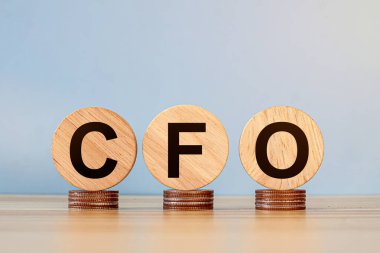 CFO sözcüğünün olduğu beyaz bir küp var. Baş Finans Subayının göz alıcı görüntüsü olarak kısaltılmışı..