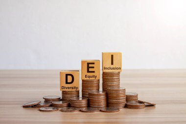 Renkli arkaplandaki ahşap küplerle ilgili DEI kelimeleri, yani çeşitlilik, özsermaye ve kapsama.