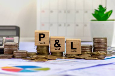 Tahta küplere ve Amerikan dolarları geçmişine P L harfleri. kar zarar kavramı
