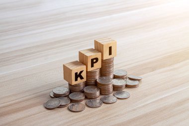 KPI konsepti. KPI simgeli tahta bloklar, kopyalama alanı. Veritabanına bağlı iş zekası ölçümleri kullanan anahtar performans göstergesi. İş, finans, işlemler, satışlar, pazarlama performansı