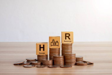 Dijital insan kaynakları yönetimi kavramı. Bir iş adamı sanal HR sistemi ile etkileşime girer, çalışan verilerini yönetir, işe alır ve görev otomasyonunu bir dizüstü bilgisayarın gelecekteki arayüzü üzerinden yönetir..