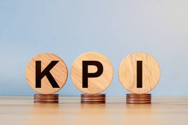 KPI konsepti. KPI simgeli tahta bloklar, kopyalama alanı. Veritabanına bağlı iş zekası ölçümleri kullanan anahtar performans göstergesi. İş, finans, işlemler, satışlar, pazarlama performansı