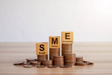 Küçük ve Orta Büyüklükteki İşletmeleri Temsil eden Tahta Küpler, Dükkan Simgesi ile Elle Düzenleme Blokları, Perakende ve Yerel İş Geliştirmeyi Sembolize eden KOBİ Konsepti.