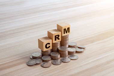 CRM. Profesyonel satış elemanı cep telefonu ve CRM ikon ağ bağlantısını kullanarak müşteri verilerini büyüme içgörüsü, satış analizi, sürücü verimliliği ve müşteri memnuniyeti ile yönetir.