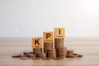 KPI konsepti. KPI simgeli tahta bloklar, kopyalama alanı. Veritabanına bağlı iş zekası ölçümleri kullanan anahtar performans göstergesi. İş, finans, işlemler, satışlar, pazarlama performansı