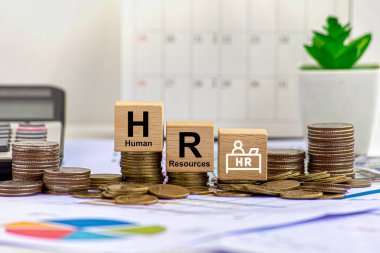 Dijital insan kaynakları yönetimi kavramı. Bir iş adamı sanal HR sistemi ile etkileşime girer, çalışan verilerini yönetir, işe alır ve görev otomasyonunu bir dizüstü bilgisayarın gelecekteki arayüzü üzerinden yönetir..