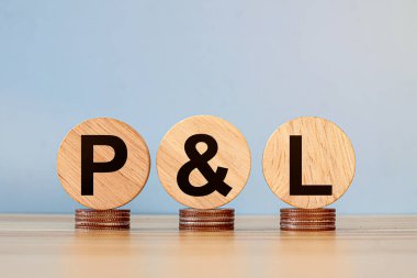 Tahta küplere ve Amerikan dolarları geçmişine P L harfleri. kar zarar kavramı