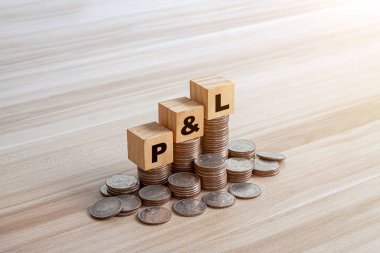 Tahta küplere ve Amerikan dolarları geçmişine P L harfleri. kar zarar kavramı