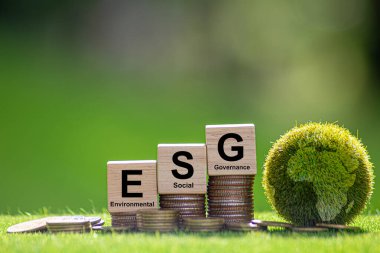 ESG Fonu Konsepti. Yeşil arkaplandaki ahşap küplere Esg simgeleri. ESG Çevre Yönetimi Yatırım İşletmeleri. Çevresel farkındalıklara yeşil şirket yatırımları. Karbon kredi.