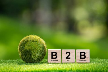 B2B 'de. İş 'ten iş alışverişine. İşten işe. Tahta bir bloğa çizilmiş B2B harfleri.