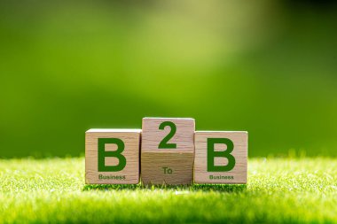 B2B 'de. İş 'ten iş alışverişine. İşten işe. Tahta bir bloğa çizilmiş B2B harfleri.
