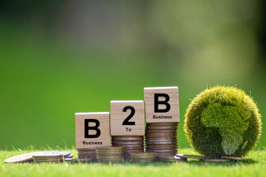 B2B 'de. İş 'ten iş alışverişine. İşten işe. Tahta bir bloğa çizilmiş B2B harfleri.