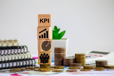 KPI konsepti. KPI simgeli tahta bloklar, kopyalama alanı. Veritabanına bağlı iş zekası ölçümleri kullanan anahtar performans göstergesi. İş, finans, işlemler, satışlar, pazarlama performansı