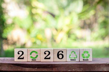 2026 yenilenebilir enerji ikonu ile ahşap blokta yeşil toprak. Sürdürülebilir şirket gelişimi, yeşil enerji sektörü, ESG, CO2, SDG ve Net Zero. Dünya Çevre Günü. Çevre dostu.