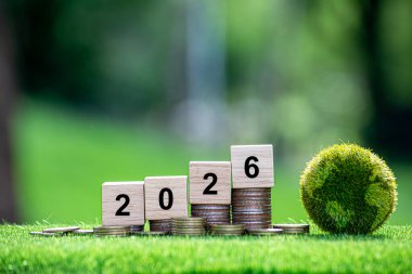 2026 yenilenebilir enerji ikonu ile ahşap blokta yeşil toprak. Sürdürülebilir şirket gelişimi, yeşil enerji sektörü, ESG, CO2, SDG ve Net Zero. Dünya Çevre Günü. Çevre dostu.