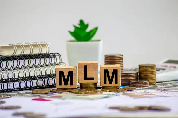 Multi-Level Marketing (MLM), bir satış gücünün tazminatının sadece satış hacminden değil, aynı zamanda işe aldığı diğer satış elemanlarından da geldiği bir pazarlama stratejisidir. Bu işe alınan satış gücüne 