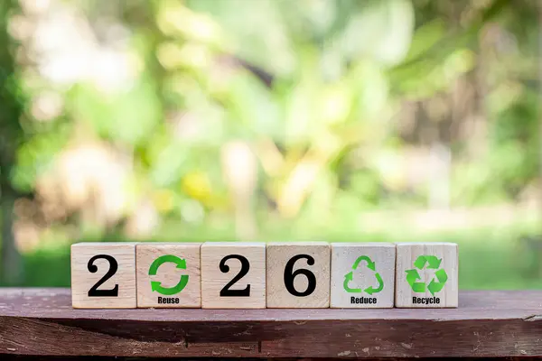 2026 yenilenebilir enerji ikonu ile ahşap blokta yeşil toprak. Sürdürülebilir şirket gelişimi, yeşil enerji sektörü, ESG, CO2, SDG ve Net Zero. Dünya Çevre Günü. Çevre dostu.