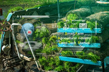 Tarım teknolojisi konsepti, Ai sistemi. Genç bir adam çiftlikte çalışıyor. Akıllı tarım sistemi için yenilikçi teknolojisi olan bir tablet kontrolörü kullanıyor..