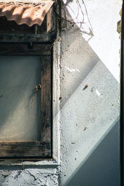 soyut ışık ve gölge eski ve kirli pencere üzerinde koyu arkaplan, kırpma yolu ile