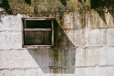 Arka plandaki çinko üzerinde eski posta kutusu